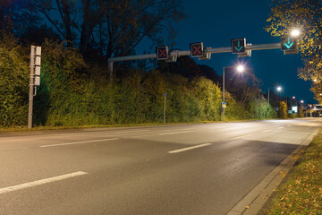 Straße bei Nacht mit Fahrbahnanzeige
