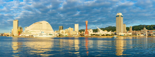 朝日を浴びた神戸港　神戸市中央区にて