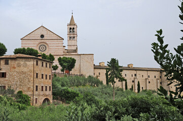 Fototapeta na wymiar Assisi, la Basilica di Santa Chiara