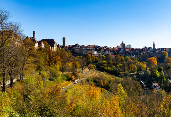 Rothenburg ob der Tauber Panorama Bayern Franken Deutschland Stadtmauer Aussicht Herbst Laub...