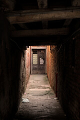 Fototapeta na wymiar Old door in Venice