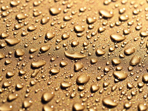 Regentropfen in gold