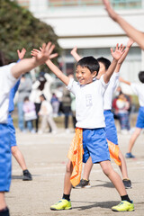 小学生の運動会でダンスをする男の子