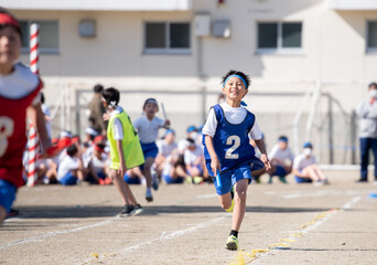 運動会で走る小学生の男の子