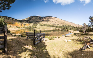 L'estany del clot et le mont Coronat &agrave; Noh&egrave;des