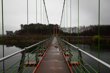 Obraz premium 옛날 문의 자물쇠와 돌로 쌓은 벽과 현대의 적벽돌