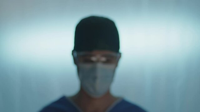 Medico chirurgo italiano avanza verso la telecamera