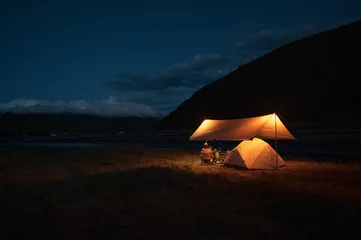 Foto op Plexiglas Tent kamperen in de wildernis als de avond valt © chendongshan