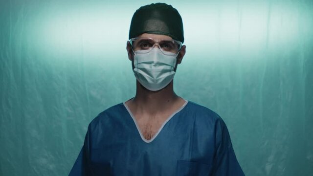 Chirurgo italiano si gira verso la telecamera
