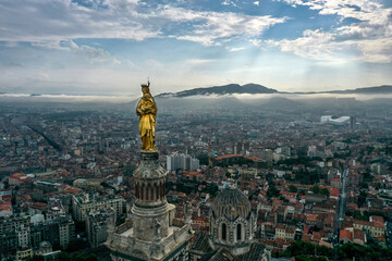 vue aérienne de Notre Dame de la Garde à Marseille