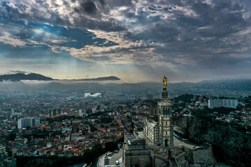 vue aérienne de Notre Dame de la Garde à Marseille