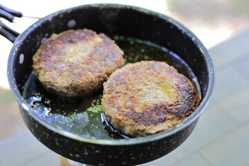 アウトドアで焼くハンバーグ