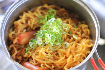 アウトドアで作る煮込みラーメン