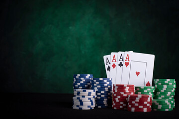 Poker Chips, Karten, Grüner Hintergrund, Kartenspiel