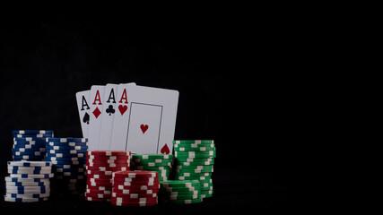 Poker Karten und Chips auf schwarzem Hintergund