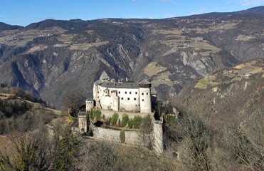 Castillo medieval en Italia transformado en museo, exhibe una bomba de la segunda guerra mundial, as&iacute; como distintas armas antiguas. La foto fue tomada de una torra de guardia del castillo.