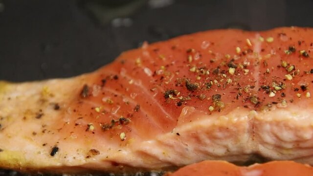 pav&eacute; de saumon cuisant dans une po&ecirc;le