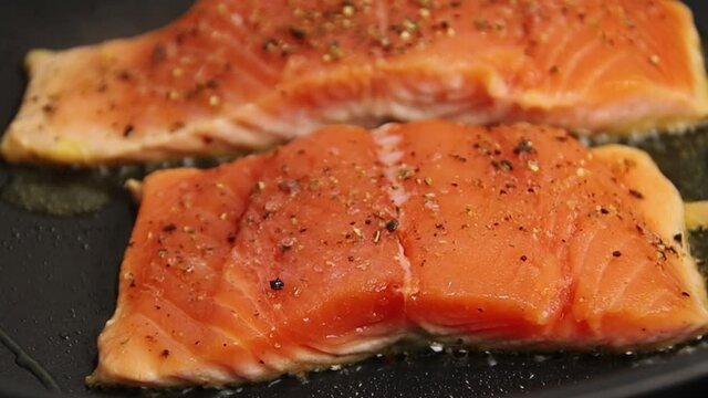 pav&eacute; de saumon cuisant dans une po&ecirc;le