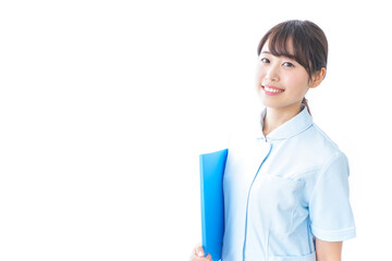 カルテを持つ看護師