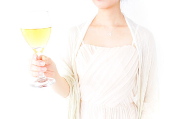 お酒を飲む女性