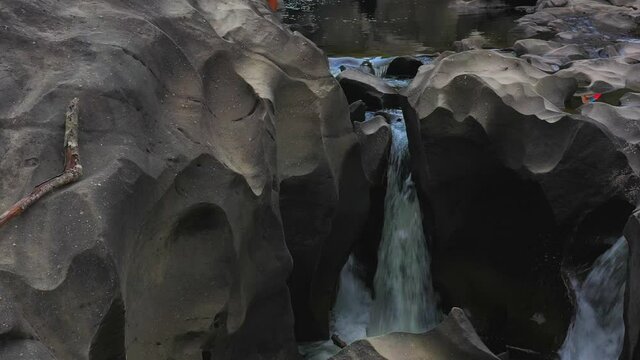 Uma cachoeira do vale do Luar proximo a vila de S&atilde;o Jorge, Goias