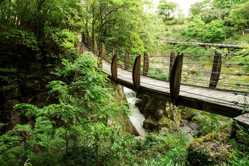 小国町の鍋釜滝周辺の公園にかかる美しい吊り橋