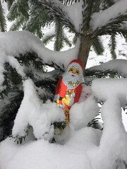Schokoladen Weihnachtsmann im Schnee