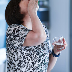 シニア　女性　薬　飲む　【 シニア の ライフスタイル 】　