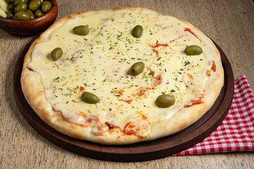 pizza con queso derretido, salsa de tomate y aceitunas recien horneada