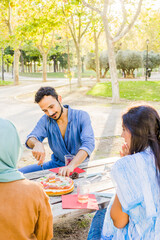 Obraz premium roscon de reyes tipical spanish cake for epiphany reyes or new year. lifestyle with people