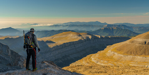 Alpinista contemplando el paisaje