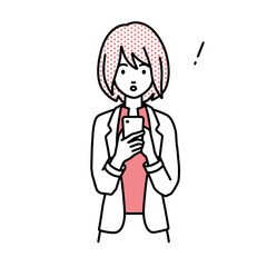 立ってスマートフォンを操作して何かに気づいて驚いたジャケットの女性
