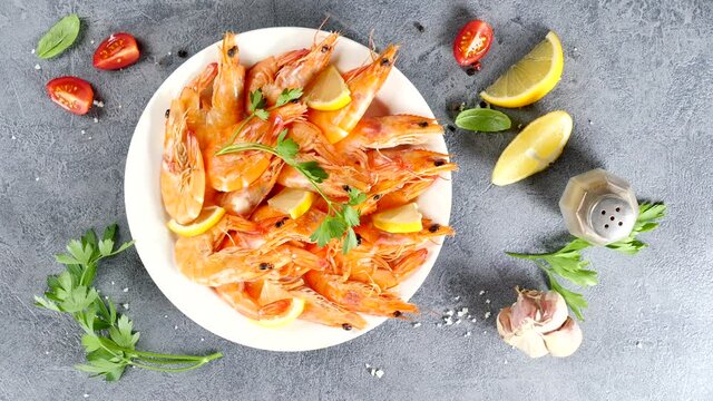 preparation of platter shrimp with herbs and lemon