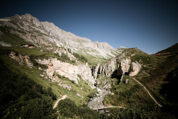 Paysage de montagne avec ruisseau