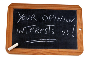 Obraz premium Votre avis nous intéresse écrit sur une ardoise d'école à la craie