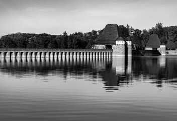 Möhnetalsperre Damm Stausee Möhnesee Sauerland Deutschland Arnsberger Wald Füllhöhe Soest...
