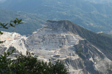 Cava di marmo su una cima delle Alpi Apuane, vicino a Carrara.	
