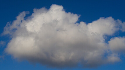 Fototapeta premium Cumulus de beau temps, par une belle journée de printemps ensoleillée