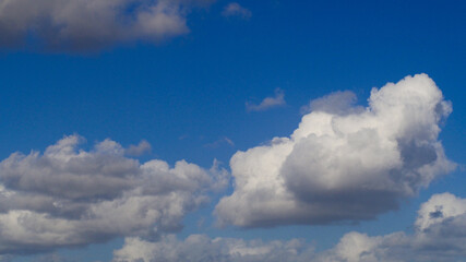 Cumulus de beau temps, par une belle journée de printemps ensoleillée