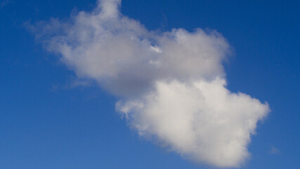 Fototapeta premium Cumulus de beau temps, par une belle journée de printemps ensoleillée
