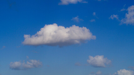 Cumulus de beau temps, par une belle journée de printemps ensoleillée