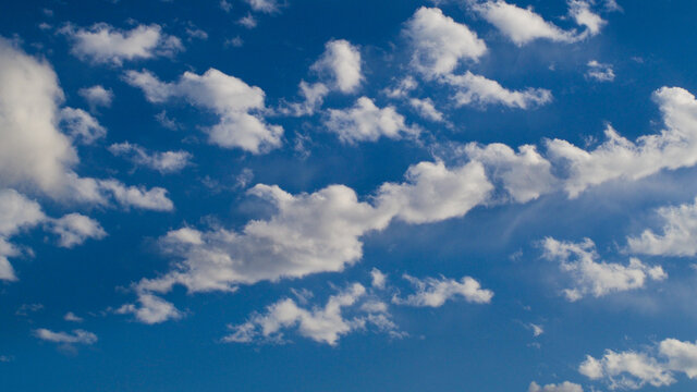 Altocumulus castellanus, nuages pr&eacute;curseurs d'un temps orageux imminent