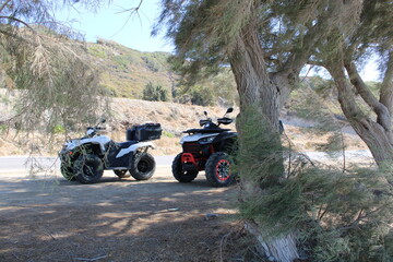 Quad abgestellt an Fahrbahnrand