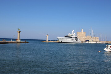 Obraz premium Wahrzeichen von Rhodos im Hafen der Stadt Rhodos