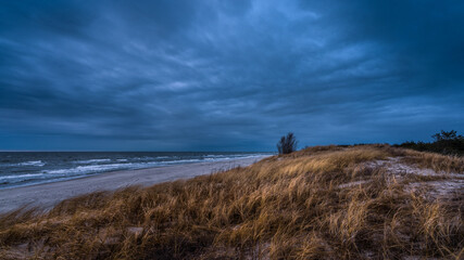 Obraz premium Autumn cold sea with overcast sky
