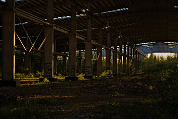Stara , opuszczona i porzucona hala przemysłowa ( fabryczna ) . Stal konstrukcja . Old, abandoned...