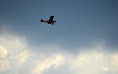 Fototapeta na wymiar avião no céu