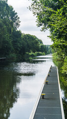 Fototapeta premium der Fluss Elde in Mecklenburg-Vorpommern von einem Anlegesteg an der Bobziner Schleuse