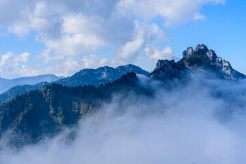 Kampenwand bei Sonne und Hochnebel © H. Rambold