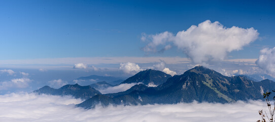 Fototapeta na wymiar Wolken zwichen BERgen mit Nebel bei Sonne